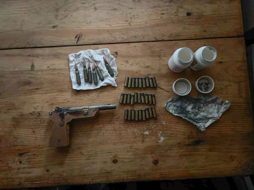 Полиция Донецка изъяла самодельный пистолет и патроны у местного жителя