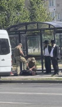 Обстановка в Одессе.. Два еврея наблюдают за тем, как ТЦКшники бусифицируют украинца Мы в Макс