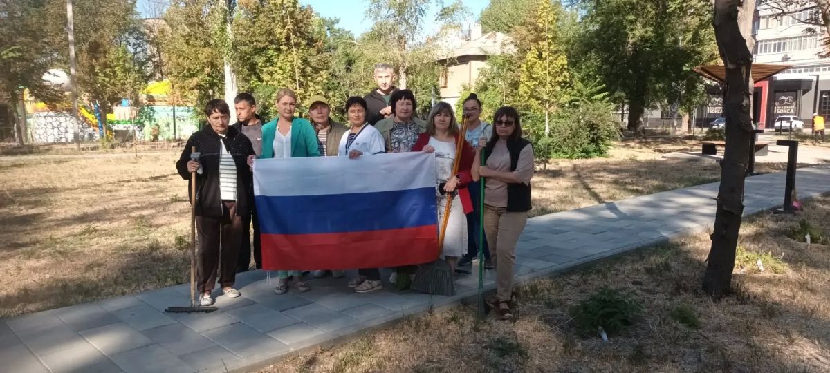Сегодня, 10 сентября, в рамках проекта "Городская среда" сотрудники Управы Калининского внутригородского района городского округа Донецк присоединились к экологической акции "Чистый четверг"