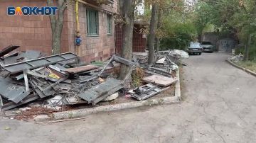 Коммунальщики отказались забирать «труп» старого лифта на Азотном в Донецке