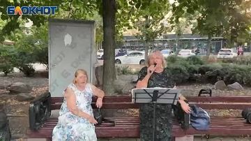 Женщина-бард поет сегодня на дончан на бульваре Пушкина