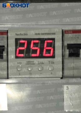 На фоне общей просадки напряжения в Донецке на пл. Коммунаров 1 оно повышенное