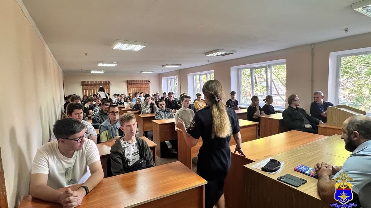 Транспортные полицейские Донецка провели профилактическую встречу со студентами