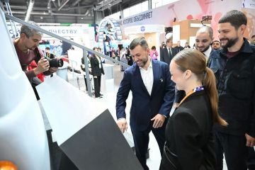 Глава ДНР Денис Пушилин вместе с сенатором Александром Волошиным посетили Международный фестиваль молодежи в Екатеринбурге