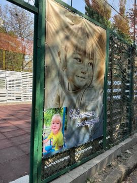 В память о погибшей от рук ВСУ 6-летней Илоне отец своими руками сделал площадку для детей в Донецке