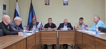 РАБОТА КОМИТЕТОВ. Евгений Куглер провел заседание постоянного комитета по вопросам финансов и бюджета с участием заместителя главы администрации-директора Департамента финансов администрации г.о.Донецк Дмитрия Даньшина