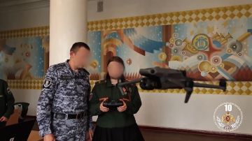 В ДНР росгвардейцы провели для детей мастер-класс по управлению БПЛА