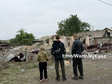 Последствия ночной атаки украинскиэ БПЛА на жилые дома в селе Золотарёвка в Харцызском округе ДНР, в результате которой 1 человек погиб и 2 человека ранены, передает канал «Типичный Донецк»