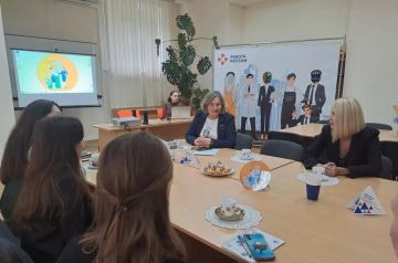 Участницы женского клуба Донецка учились вести сложные переговоры