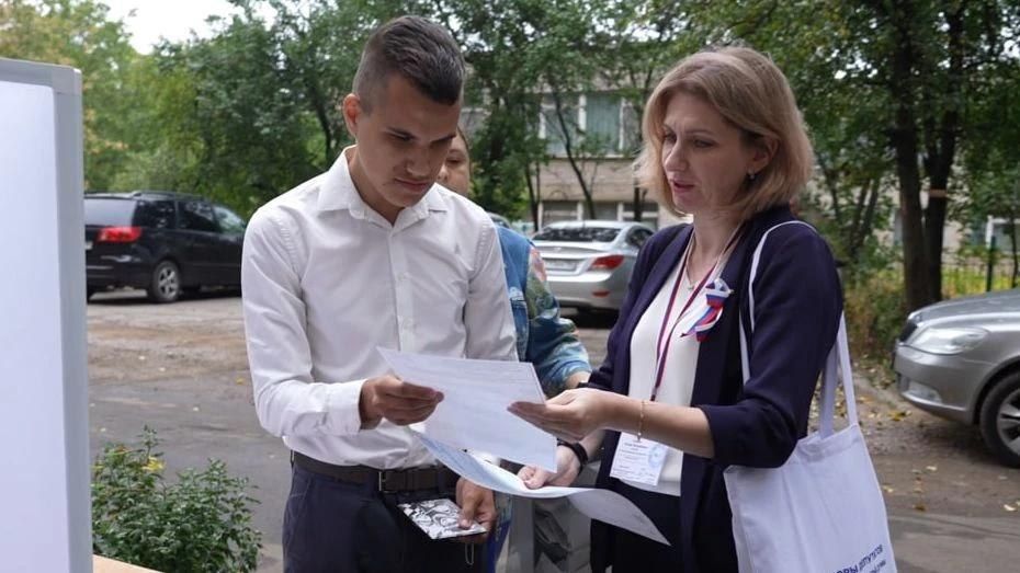 Каждый голос важен. В Калининском районе Донецка в досрочном голосовании принял участие 18-летний Богдан Тараненко