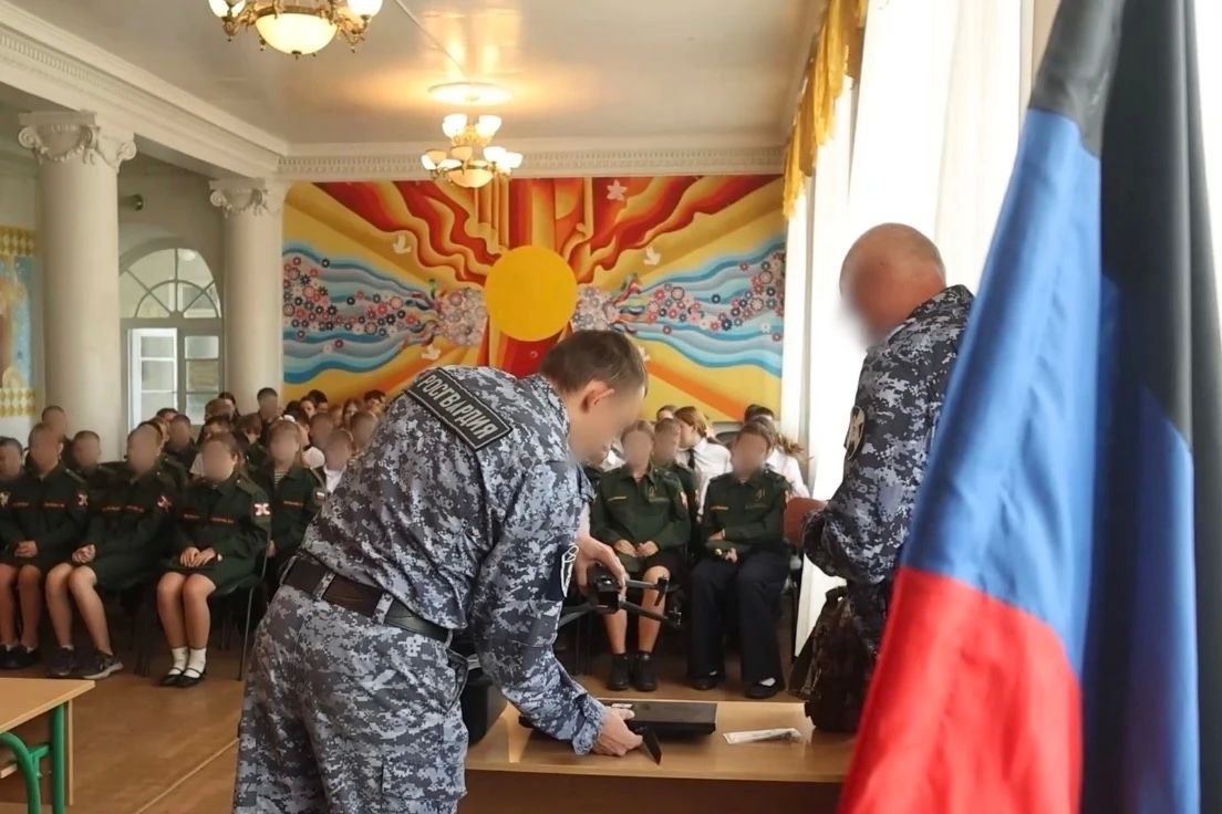 В ДНР росгвардейцы провели для детей мастер-класс по управлению БПЛА