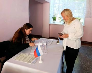 Сегодня руководитель Управы Петровского внутригородского района Администрации городского округа Донецк Наталья Ивановна Бегуненко воспользовалась своим избирательным правом и проголосовала на выборах в Государственную Думу...