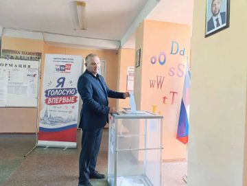 Депутат Донецкого городского совета Константин Андреевич Перков посетил избирательный участок и воспользовался своим избирательным правом