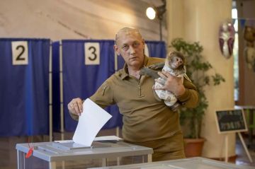 В Донецке боец СВО пришёл голосовать с обезьянкой по кличке Игорёк