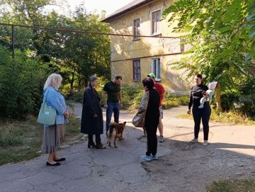 Иван Адамец: Заместитель руководителя Управы Елена Строганова и депутат горсовета Сергей Остапенко провели встречу с жильцами дома №4 по улице Лебединского