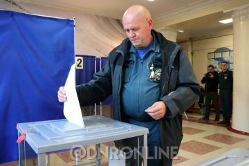 Жители Донецкой Народной Республики голосуют на избирательных участках