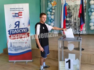 Алексей Кулемзин: Сегодня в Донецке особенный момент: впервые в истории выборов в Государственную Думу Российской Федерации за бюллетенями пришли молодые Дончане 18-лет, для многих ребят это первый в жизни опыт —...