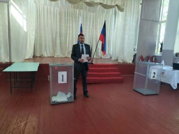 Депутат Старобешевского муниципального совета Канарь Сергей вместе с трудовым коллективом Стыльской школы исполнили свой гражданский долг на выборах депутатов Государственной Думы РФ