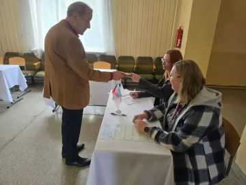 Свой голос за будущее страны отдал лидер общественного мнения Константин Просвирин