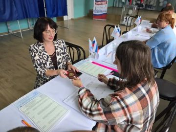 Свой гражданский долг на избирательном участке выполнила руководитель Управы Ленинского внутригородского района Администрации городского округа Донецк Татьяна Темникова