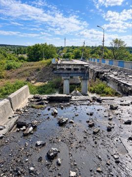 Мост в н.п. Красноторка Донецкой области, после прилёта авиабомбы