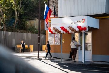 Первый вице-премьер Кирилл Макаров принял участие в открытии нового отделения МФЦ в Донецке