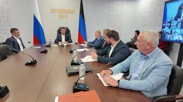 Глава ДНР Денис Пушилин провел еженедельное оперативное совещание с руководителями органов исполнительной власти и главами муниципальных образований