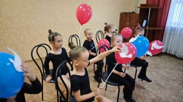 Иван Адамец: Во Дворце культуры им. В.В. Куйбышева г. Донецка прошла познавательная программа «Символ мира», посвящённая Международному дню мира