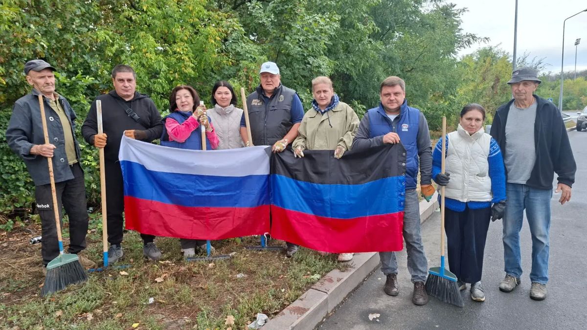 Команда Управы Киевского внутригородского района присоединилась к акции «Чистый четверг» партпроекта «Городская среда»