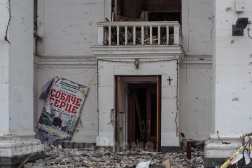 “Мы вернулись в свой дом”: Мариупольский театр принял иностранцев в восстановленном здании