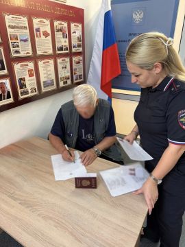 Правоохранители вручили жителю Курахово паспорт гражданина Российской Федерации