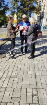 Сегодня сотрудники Донецкого городского молодёжного центра провели уличную акцию «Донбасс Россия навсегда», приуроченную ко Дню воссоединения ДНР, ЛНР, Запорожской области и Херсонской области с Российской Федерацией