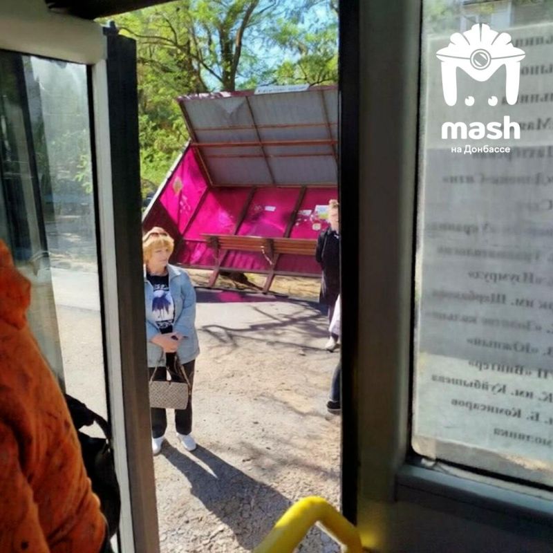 Даже остановка на Таманском проспекте в Донецке устала ждать автобус и прилегла