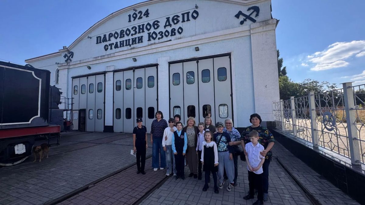 Транспортные полицейские Донецка организовали для детей экскурсию в музей истории железной дороги