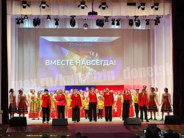 Во Дворце культуры им. И.Франко в рамках проекта «Культура малой родины» состоялся торжественный праздничный концерт «За единство! Мы — Россия!», посвященный Дню воссоединения Донецкой Народной Республики с Российской...