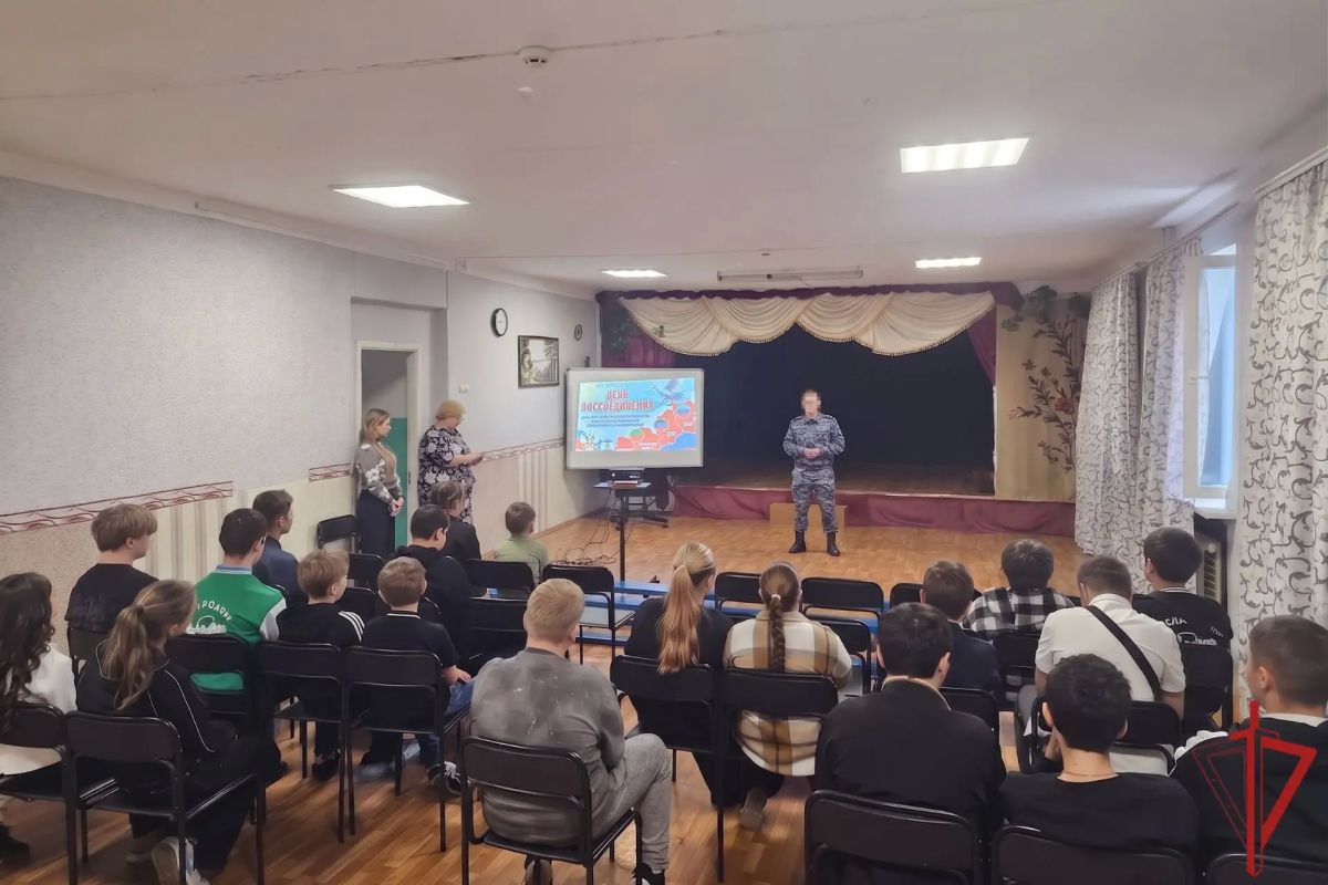 В Донецке сотрудники Главного управления Росгвардии провели для детей урок мужества, приуроченный ко Дню воссоединения ДНР, ЛНР, Запорожской и Херсонской областей с Российской Федерацией