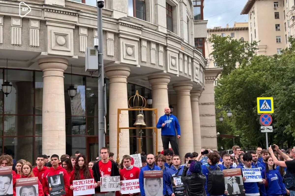 Активисты «Молодой гвардии «Единой России» выступили у посольств 13 стран против поставок оружия Украине