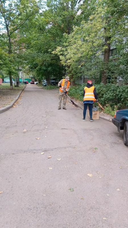 Сегодня, 1 октября, в рамках проекта "Городская среда" сотрудники учреждений, организаций и предприятий всех форм собственности Калининского внутригородского района присоединились к экологической акции "Чистый четверг"