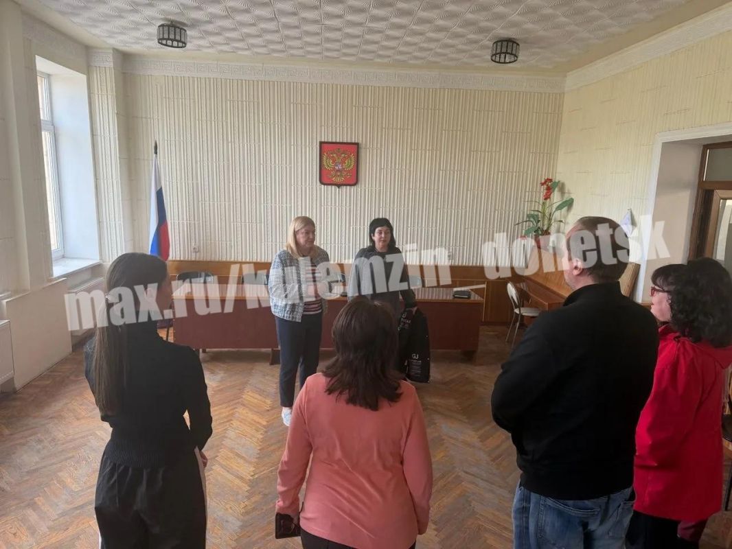 В Петровском районе состоялась встреча с трудовым коллективом Дворца культуры им. Г.И. Петровского, которую провела заместитель главы администрации городского округа Донецк Наталья Куц