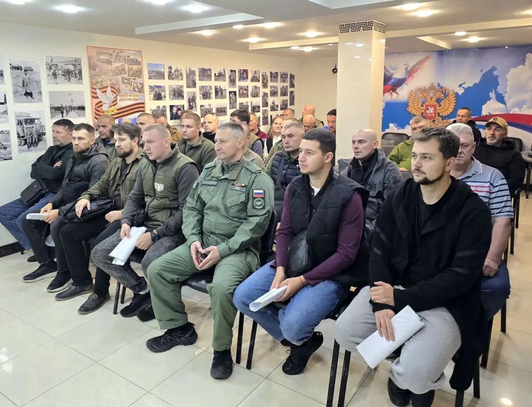Дмитрий Огилец: Сегодня в Доме Ветерана прошла церемония принятия в ряды Донецкой республиканской региональной организации "РСВАиСВО" представителей Центра развития военно-спортивной подготовки и патриотического воспитания...