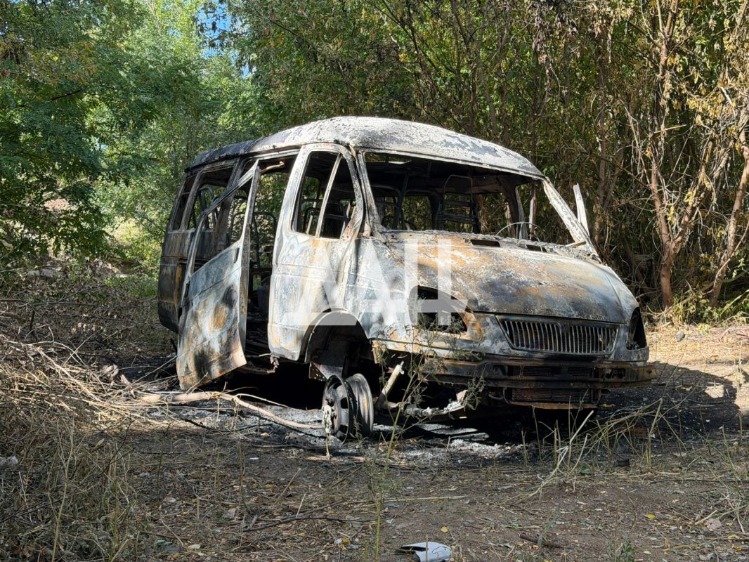 Последствия удара украинского БПЛА по частному автомобилю в Киевском районе Донецка