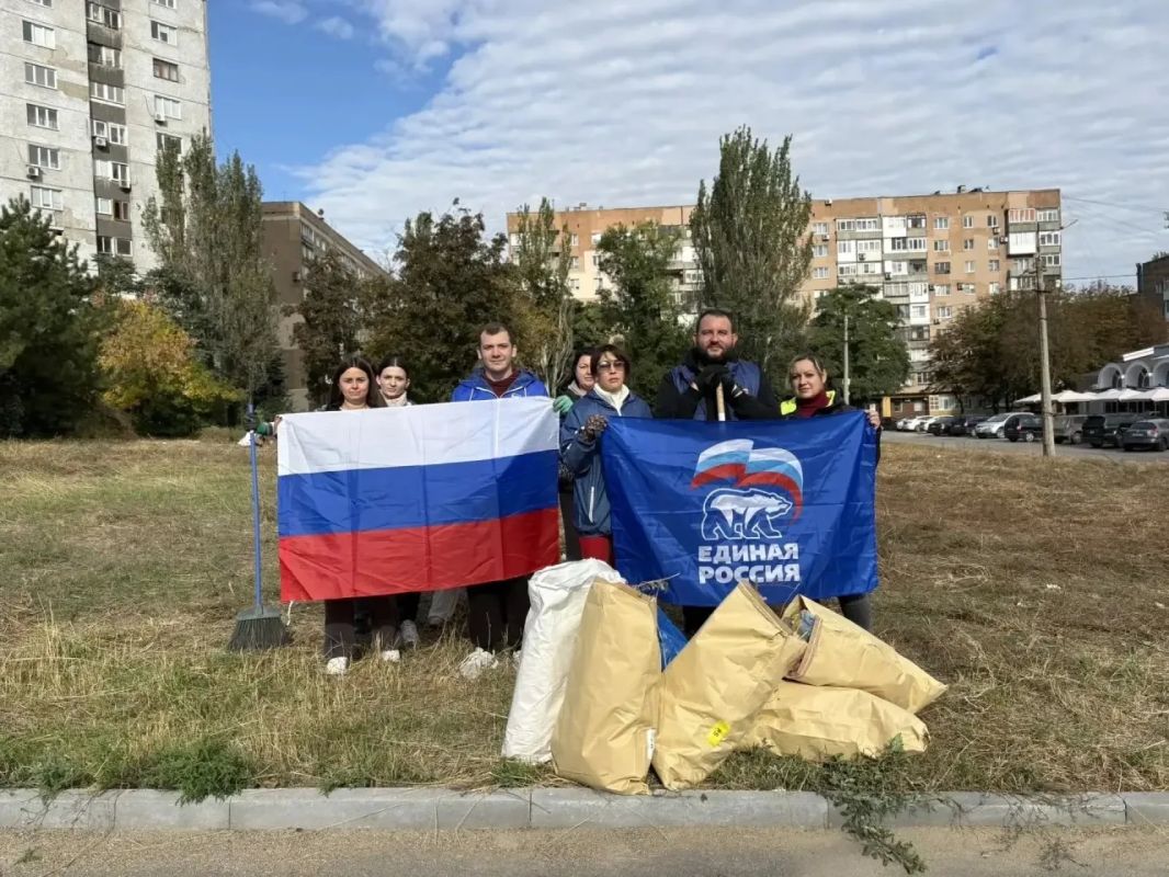 Сотрудники Управы Ленинского внутригородского района Администрации городского округа Донецк и активисты партии «Единая Россия» вышли на субботник