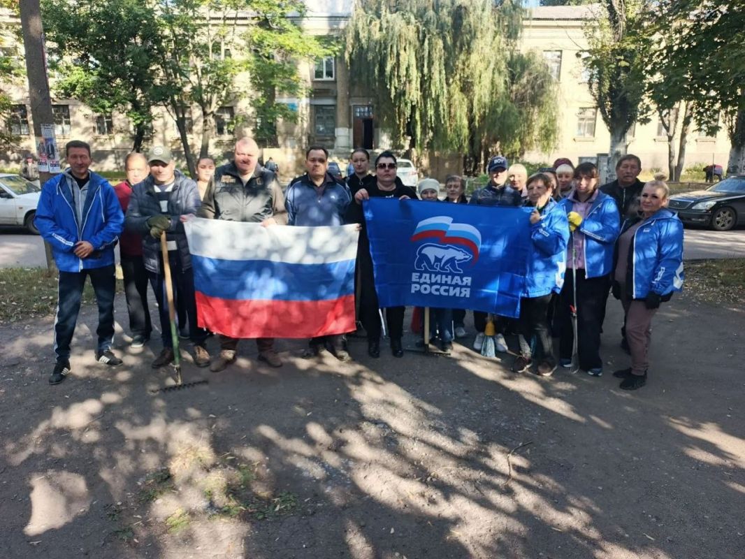 Сегодня, 3 октября 2026 года, в рамках проектов "Донбасс Наш Дом" и "Городская Среда", реализуемых Единой Россией, в Кировском районе города Донецк был проведен субботник