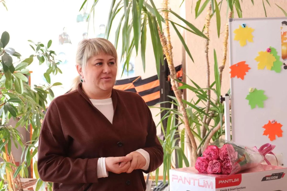 ЗАМЕСТИТЕЛЬ ГЕНЕРАЛЬНОГО ДИРЕКТОРА ГУП ДНР «ДОНБАССТЕПЛОЭНЕРГО» СВЕТЛАНА НОВИКОВА ПОЗДРАВИЛА С ДНЕМ УЧИТЕЛЯ ПЕДАГОГОВ ПОДШЕФНОЙ ПРЕДПРИЯТИЮ ДОНЕЦКОЙ СПЕЦИАЛЬНОЙ ШКОЛЫ-ИНТЕРНАТА №19