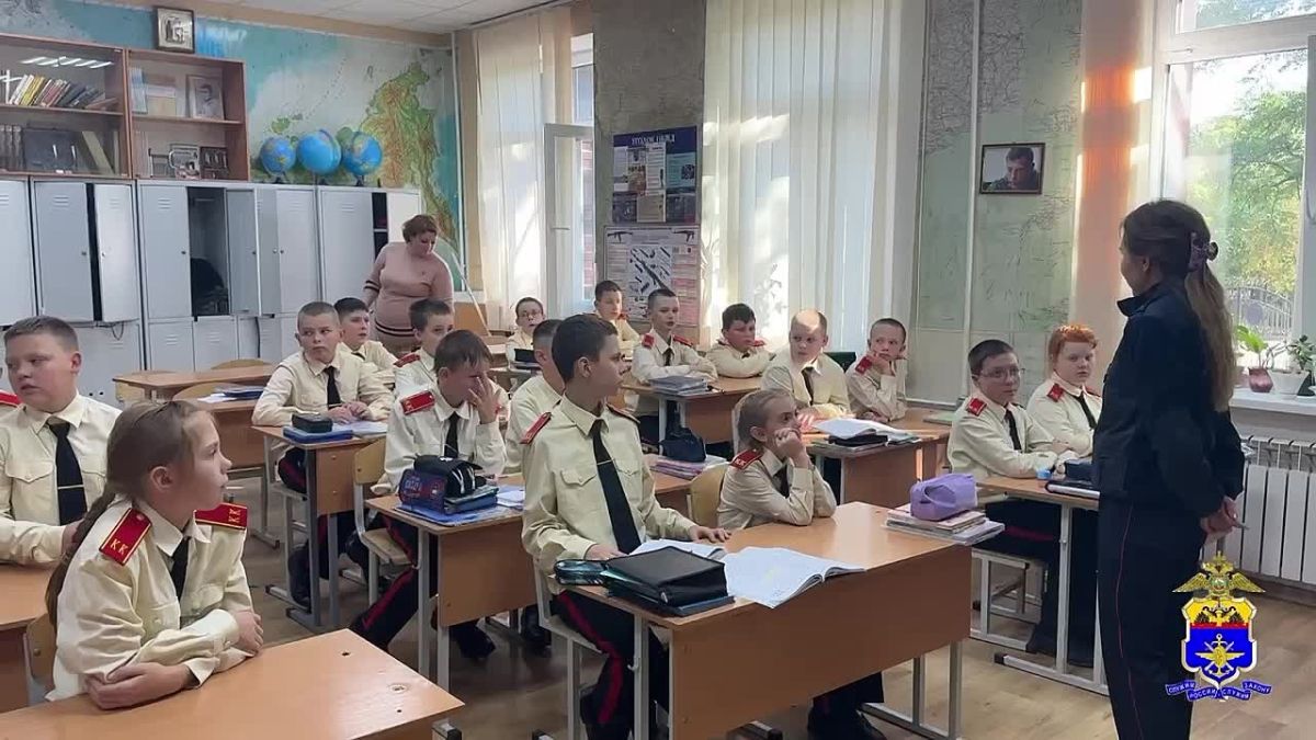 Транспортные полицейские Донецка провели профилактические беседы с кадетами