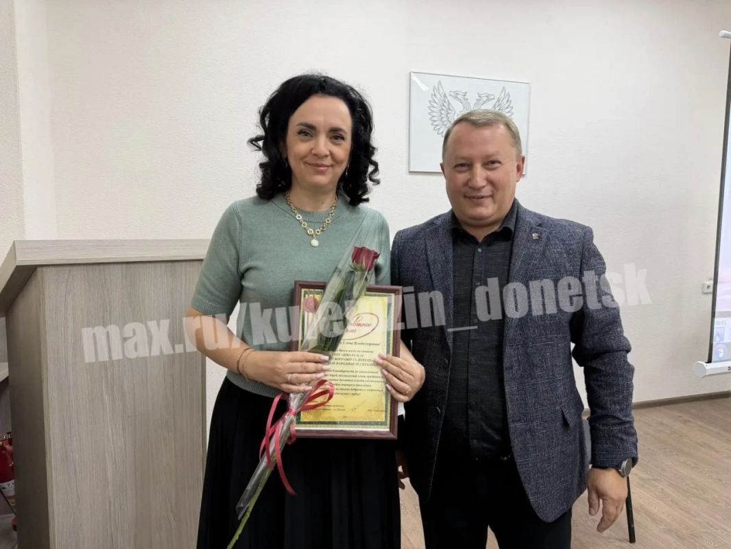 В честь Дня учителя в Управе Ворошиловского внутригородского района состоялось торжественное мероприятие, посвященное профессиональному празднику работников сферы образования