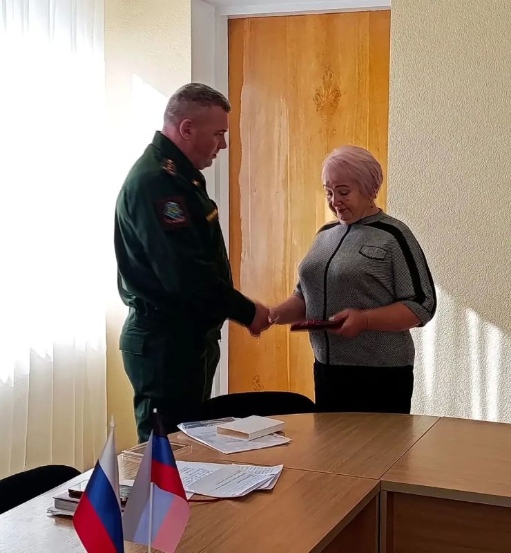 Сегодня, 5 октября, в Управе Петровского внутригородского района Администрации городского округа Донецк состоялось торжественное вручение государственной награды семье погибшего участника СВО Карпенко Александра Николаевича
