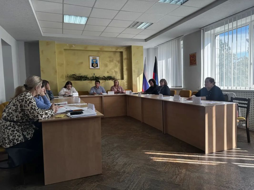 Сегодня, 6 октября, в Управе Калининского внутригородского района администрации городского округа Донецк состоялось заседание комиссии по делам несовершеннолетних и защите их прав