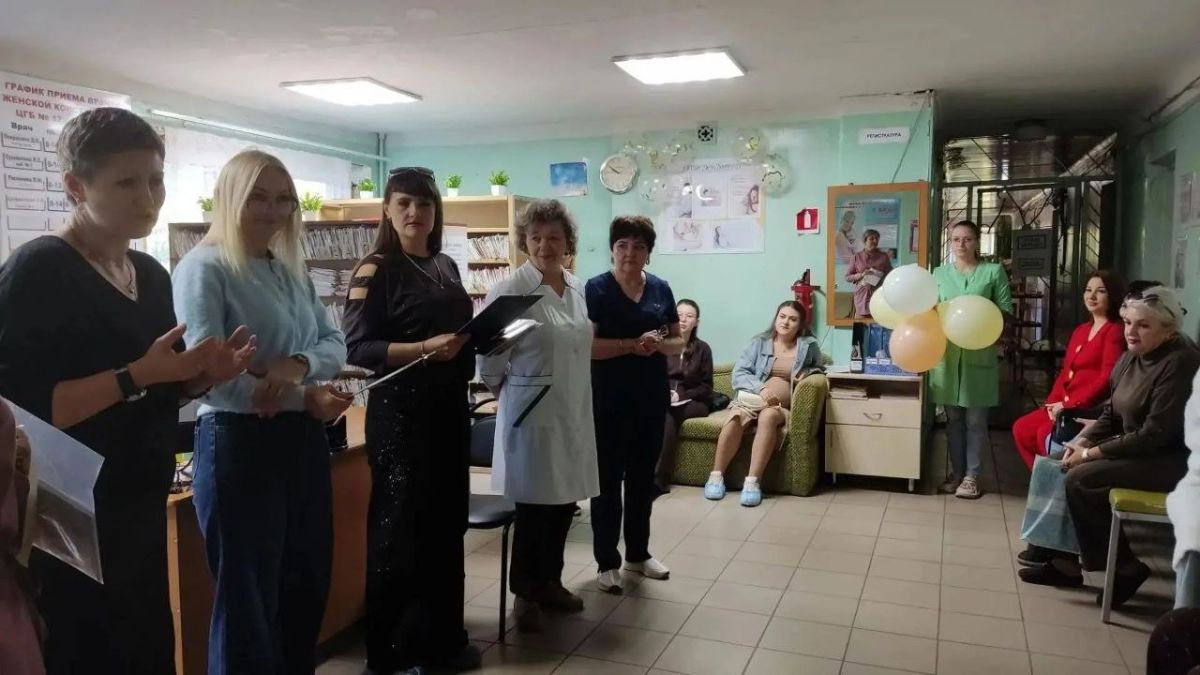 Иван Адамец: В День беременных в Куйбышевском районе заместитель руководителя Управы Елена Строганова и представители соцзащиты приехали в больницу №17, чтобы поздравить будущих мам