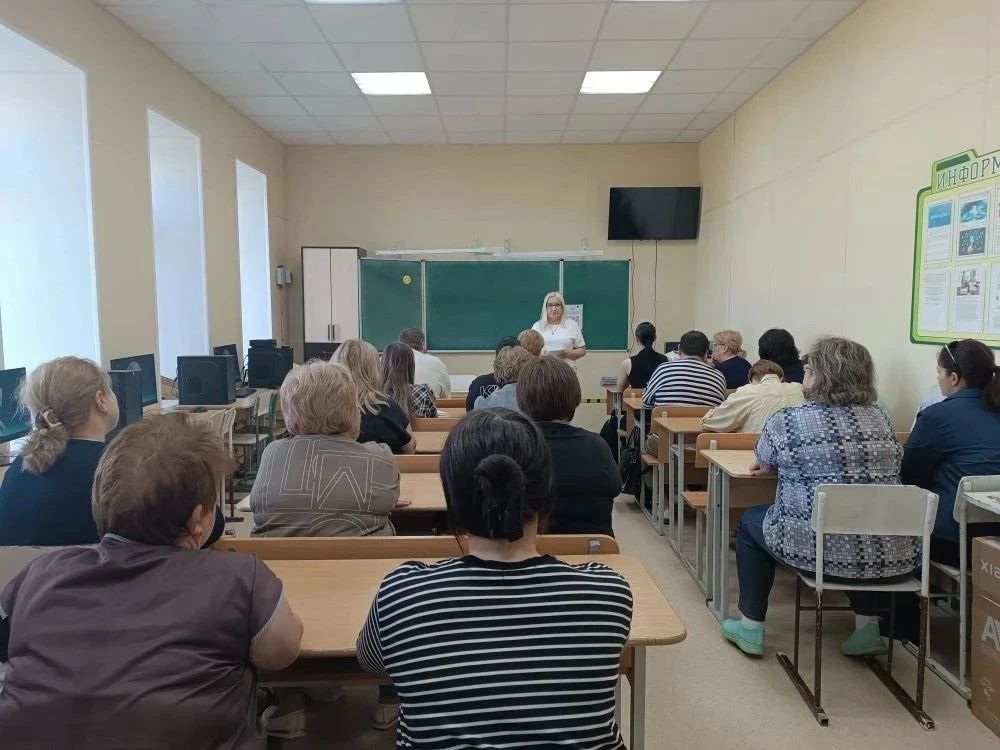 Депутат Старобешевского муниципального совета ДНР Партии «ЕДИНАЯ РОССИЯ» Марина Острик провела встречу с трудовым коллективом ГБОУ «СТАРОБЕШЕВСКАЯ ШКОЛА № 1 СТАРОБЕШЕВСКОГО М.О.»